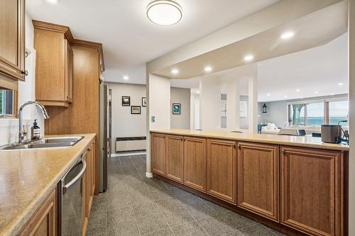 Cuisine - 724 Av. De Venise O., Venise-En-Québec, QC - Indoor Photo Showing Kitchen With Double Sink