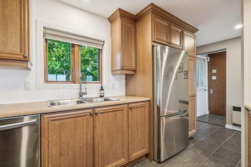 Cuisine - 724 Av. De Venise O., Venise-En-Québec, QC - Indoor Photo Showing Kitchen With Double Sink