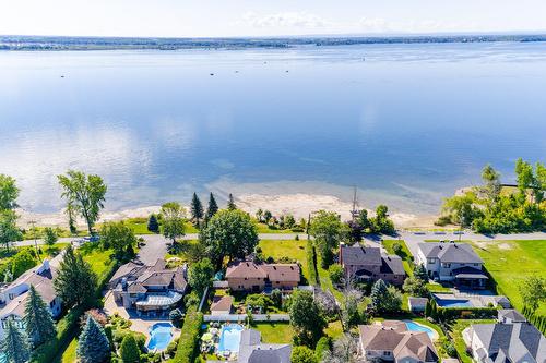 104 Ch. du Vieux-Moulin  Notre-Dame-De-L'Île-Perrot, QC J7W 3M2