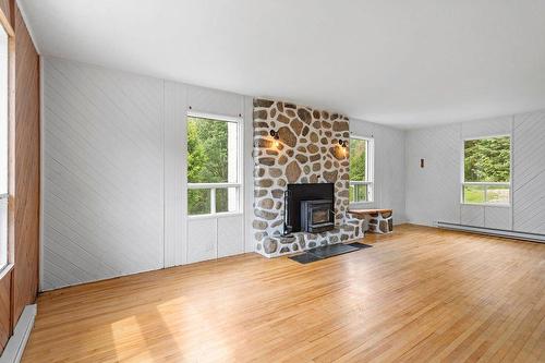 Salon - 2270 Ch. Brunet, Sainte-Agathe-Des-Monts, QC - Indoor Photo Showing Living Room With Fireplace