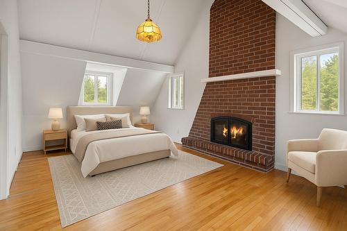 Autre - 2270 Ch. Brunet, Sainte-Agathe-Des-Monts, QC - Indoor Photo Showing Bedroom With Fireplace