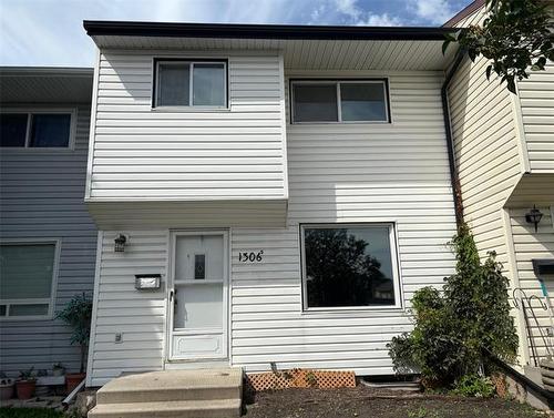 D-1306 Molson ST  Winnipeg, MB R2K 3Y4