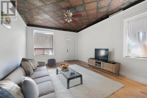 202 Rochester Street, Ottawa, ON - Indoor Photo Showing Living Room