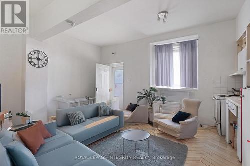 202 Rochester Street, Ottawa, ON - Indoor Photo Showing Living Room