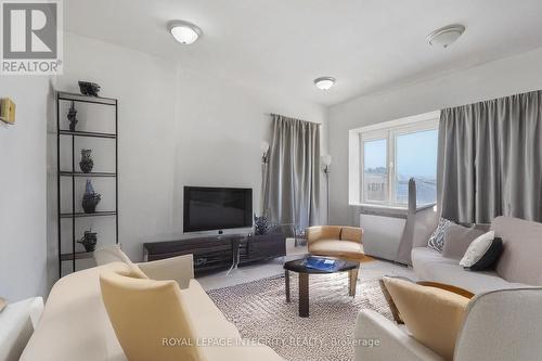202 Rochester Street, Ottawa, ON - Indoor Photo Showing Living Room