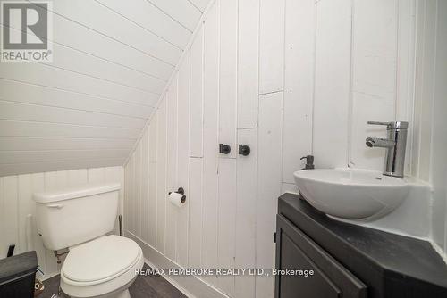 502 Mary Street, Pembroke, ON - Indoor Photo Showing Bathroom