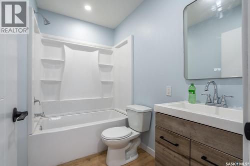 801 Argyle Street, Regina, SK - Indoor Photo Showing Bathroom