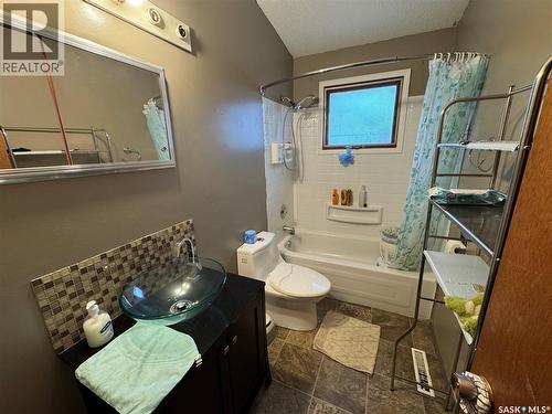 545 5Th Street N, Weyburn, SK - Indoor Photo Showing Bathroom
