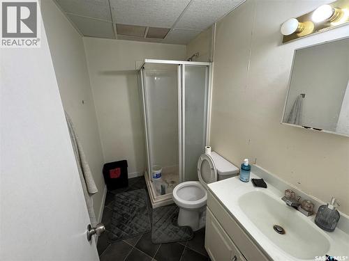 545 5Th Street N, Weyburn, SK - Indoor Photo Showing Bathroom