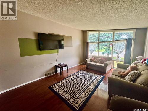545 5Th Street N, Weyburn, SK - Indoor Photo Showing Living Room