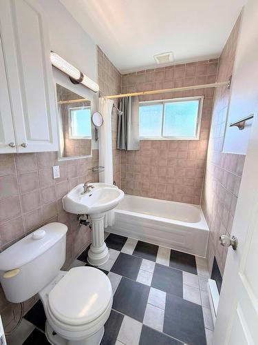 Bathroom - 1422 Rue Couvrette, Montréal (Saint-Laurent), QC - Indoor Photo Showing Bathroom