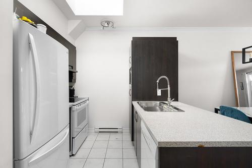 Kitchen - 304-2177 Boul. Thimens, Montréal (Saint-Laurent), QC - Indoor Photo Showing Kitchen With Double Sink