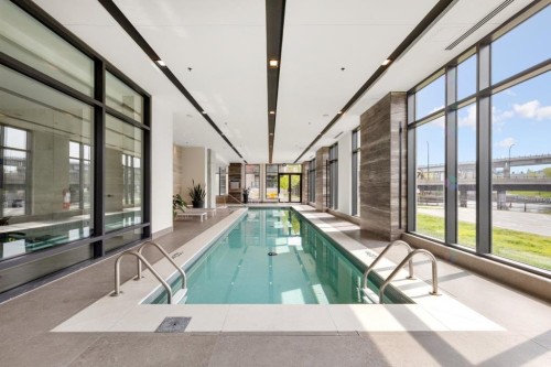 Piscine - 902-1330 Rue Olier, Montréal (Le Sud-Ouest), QC - Indoor Photo Showing Other Room With In Ground Pool