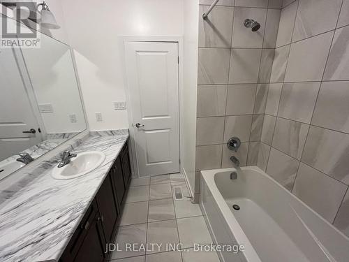 111 Hilts Drive, Richmond Hill, ON - Indoor Photo Showing Bathroom