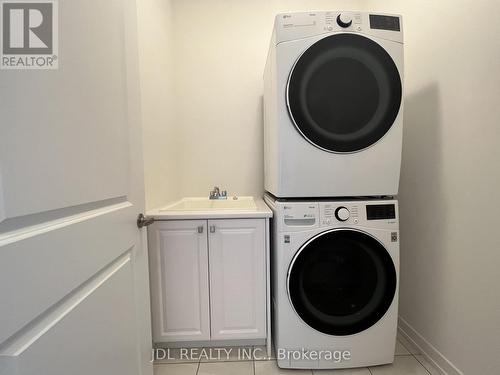 111 Hilts Drive, Richmond Hill, ON - Indoor Photo Showing Laundry Room
