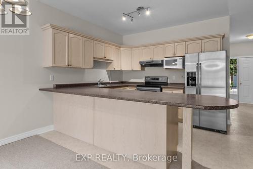 23 - 5595 Drummond Road, Niagara Falls (Hospital), ON - Indoor Photo Showing Kitchen