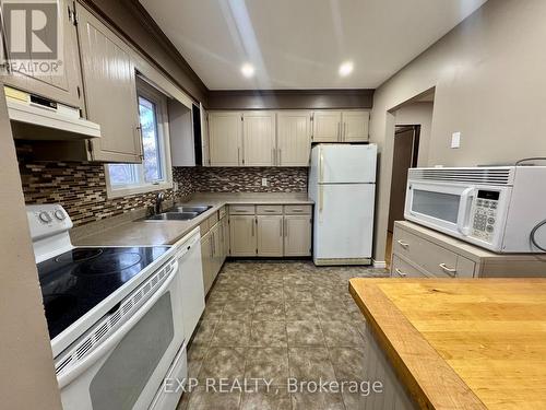 3816 Panama Court, Niagara Falls (Church'S Lane), ON - Indoor Photo Showing Kitchen With Double Sink