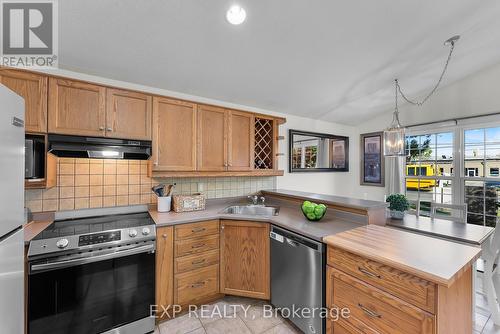 7321 Dorchester Road, Niagara Falls (Marineland), ON - Indoor Photo Showing Kitchen