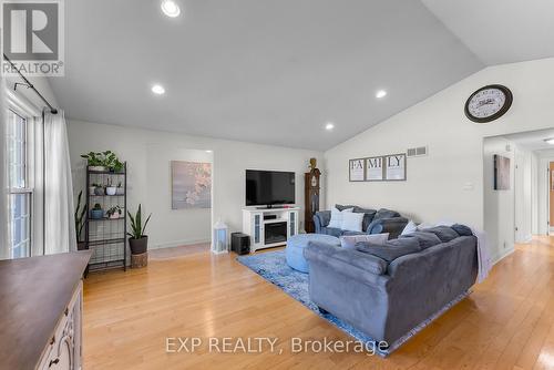 7321 Dorchester Road, Niagara Falls (Marineland), ON - Indoor Photo Showing Living Room