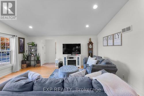 7321 Dorchester Road, Niagara Falls (Marineland), ON - Indoor Photo Showing Living Room