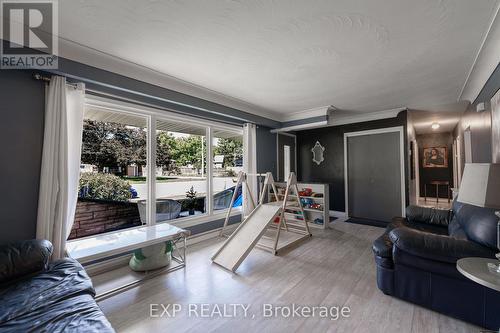 2896 Portage Road, Niagara Falls (Church'S Lane), ON - Indoor Photo Showing Living Room