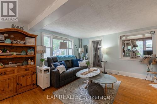 3791 Fairfield Avenue, Fort Erie (Crystal Beach), ON - Indoor Photo Showing Living Room
