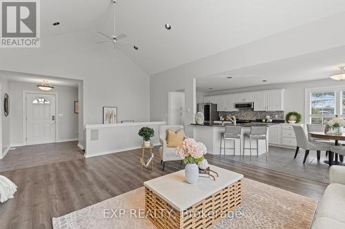 353 South Pelham Road, Welland (West Welland), ON - Indoor Photo Showing Living Room