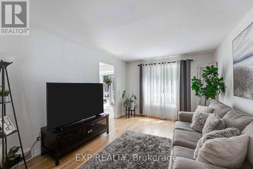 113 Oneida Place, Kitchener, ON - Indoor Photo Showing Living Room
