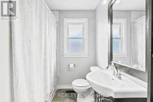 Main floor Bathroom - 61 Radford Street, Hamilton (Ainslie Wood), ON - Indoor Photo Showing Bathroom