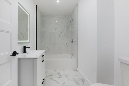 Salle de bains - 5566 Boul. St-Michel, Montréal (Rosemont/La Petite-Patrie), QC - Indoor Photo Showing Bathroom