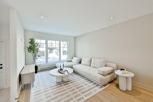 Salon - 41 Rue Du Noroît, Lanoraie, QC 