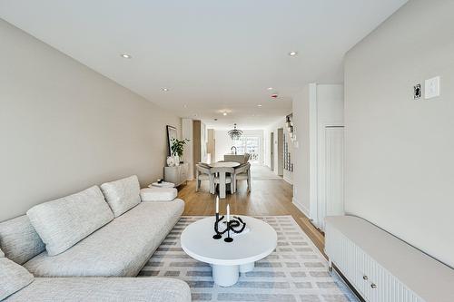 Salon - 41 Rue Du Noroît, Lanoraie, QC 