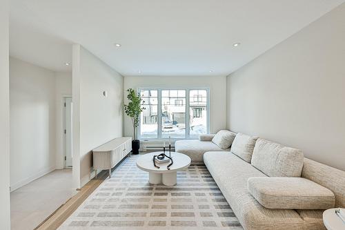 Salon - 49 Rue Du Noroît, Lanoraie, QC 