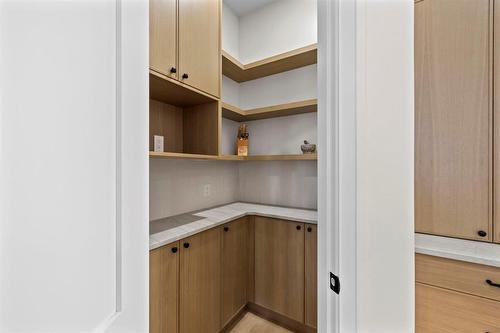 345 Beaverbrook Street, Winnipeg, MB - Indoor