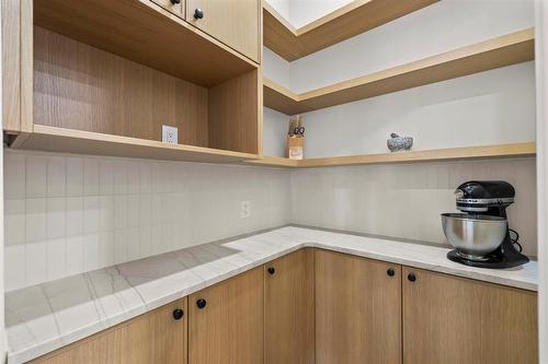 345 Beaverbrook Street, Winnipeg, MB - Indoor