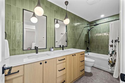 345 Beaverbrook Street, Winnipeg, MB - Indoor Photo Showing Bathroom