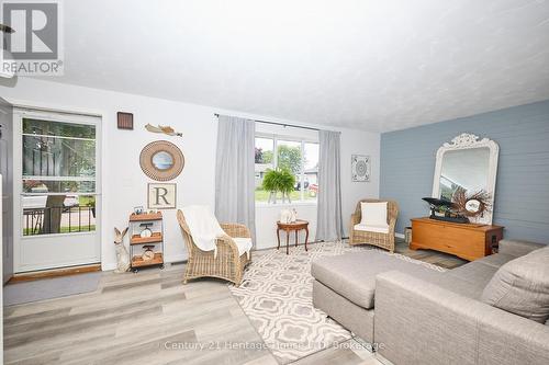 Spacious living room - 15 Malkin Avenue, Fort Erie (Lakeshore), ON - Indoor Photo Showing Living Room