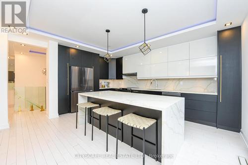 4637 James Austin Drive, Mississauga, ON - Indoor Photo Showing Kitchen With Upgraded Kitchen