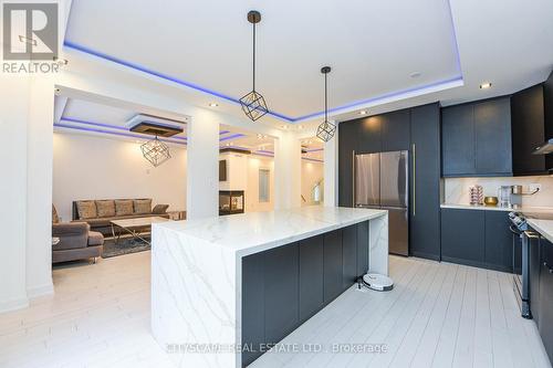 4637 James Austin Drive, Mississauga, ON - Indoor Photo Showing Kitchen With Upgraded Kitchen