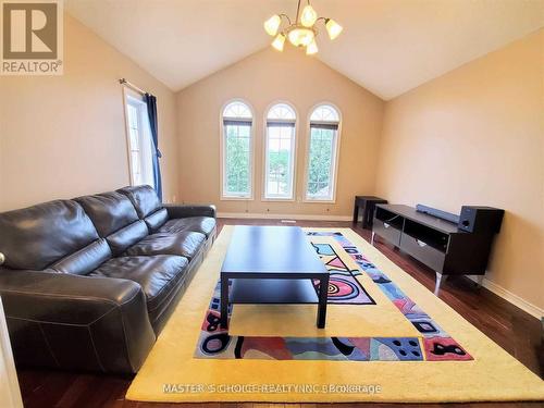 24 Golden Oak Avenue, Richmond Hill, ON - Indoor Photo Showing Living Room