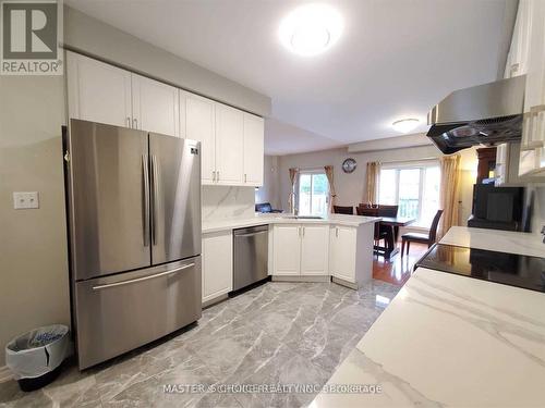 24 Golden Oak Avenue, Richmond Hill, ON - Indoor Photo Showing Kitchen