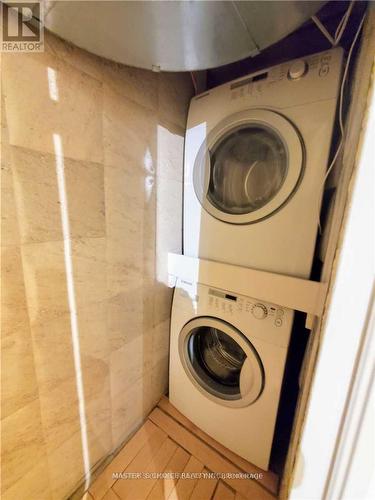 24 Golden Oak Avenue, Richmond Hill, ON - Indoor Photo Showing Laundry Room
