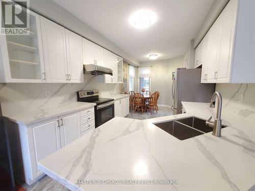 24 Golden Oak Avenue, Richmond Hill, ON - Indoor Photo Showing Kitchen With Double Sink With Upgraded Kitchen