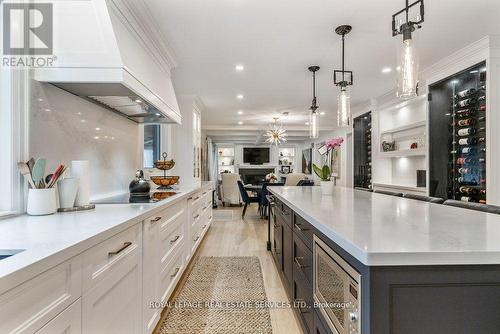 2498 Robin Drive, Mississauga, ON - Indoor Photo Showing Kitchen With Upgraded Kitchen