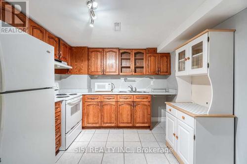 4679 Owl Circle, Mississauga, ON - Indoor Photo Showing Kitchen With Double Sink