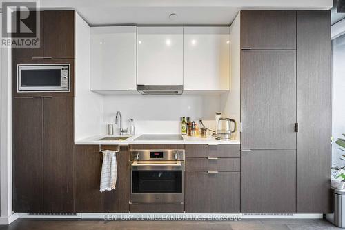 2409 - 170 Bayview Avenue, Toronto, ON - Indoor Photo Showing Kitchen