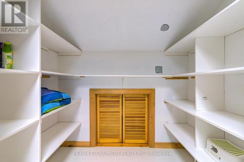 109 Hope Street, Blue Mountains, ON - Indoor With Storage