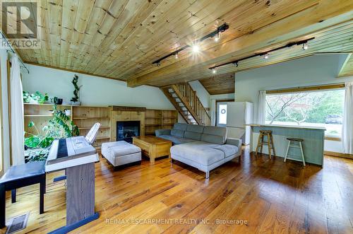 109 Hope Street, Blue Mountains, ON - Indoor Photo Showing Living Room