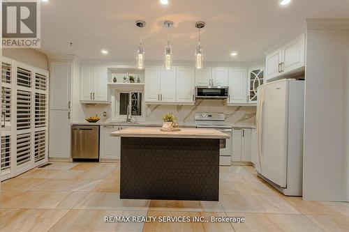 32 Heddon Court, Brampton, ON - Indoor Photo Showing Kitchen