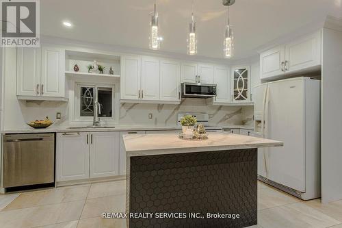 32 Heddon Court, Brampton, ON - Indoor Photo Showing Kitchen